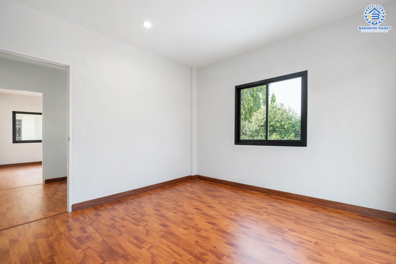 บ้านมือสองตกแต่งใหม่ ม.ลภาวัน9 ชัยพฤกษ์-ปากเกร็ด โซนต้นโครงการ เดินทางสะดวก เนื้อที่ 54.7 ตร.ว. ฟังก์ชั่น 3 ห้องนอน 2 ห้องน้ำ 2 ที่จอดรถ ภายในกว้างห้องครัวขนาดใหญ่ ตอบโจทย์คนรักการทำอาหาร บนทำเลที่ดีที่สุด! เชื่อมต่อเมือง ใกล้เซ็นทรัลแจ้งวัฒนะ และรถไฟฟ้าสายสีม่วง "สถานีบางพลู"